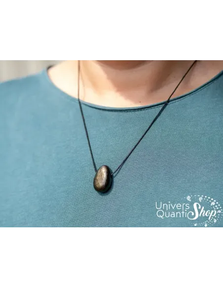 pendentif obsidienne dorée pierre percée porté sur un homme