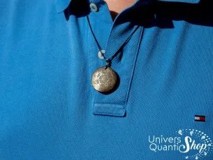 activation du cube de metatron - pendentif cube de metatron obsidienne doree porté sur un homme