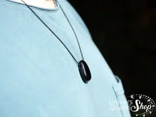pendentif obsidienne noire protection percée qualité A porté sur un homme