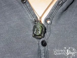 obsidienne oeil celeste pendentif tête de bouddha qualité A+ porté sur un homme
