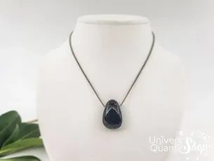 pendentif oeil de faucon pierre percée qualité AA sur un présentoir à pendentif