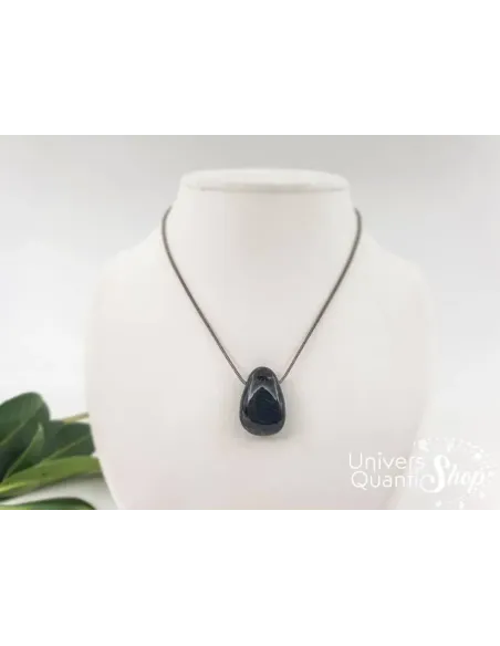 pendentif oeil de faucon pierre percée qualité AA sur un présentoir à pendentif