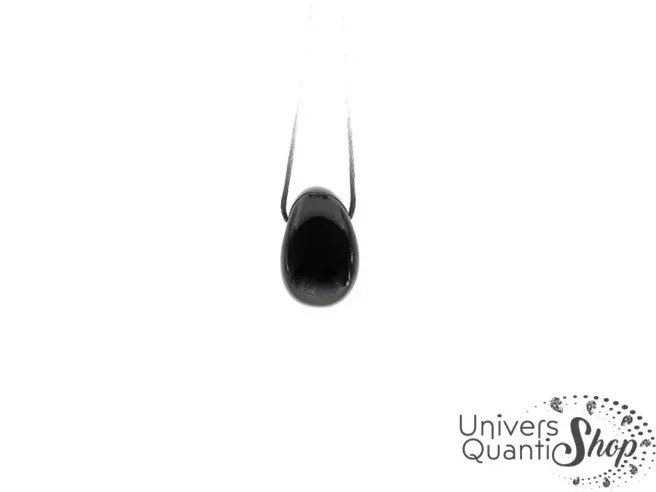 pendentif pierre percée en oeil de faucon sur fond blanc, pierre de vision