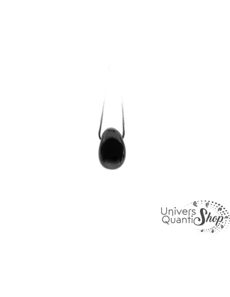 pendentif pierre percée en oeil de faucon sur fond blanc, pierre de vision