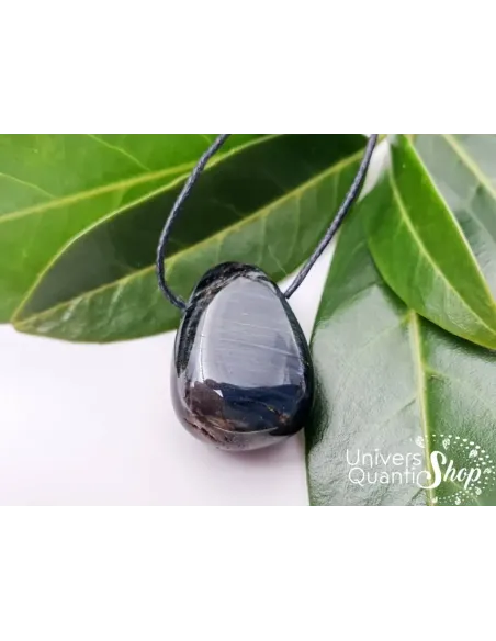 pendentif pierre oeil de faucon - pierre percée oeil de faucon naturelle sur des feuilles vertes