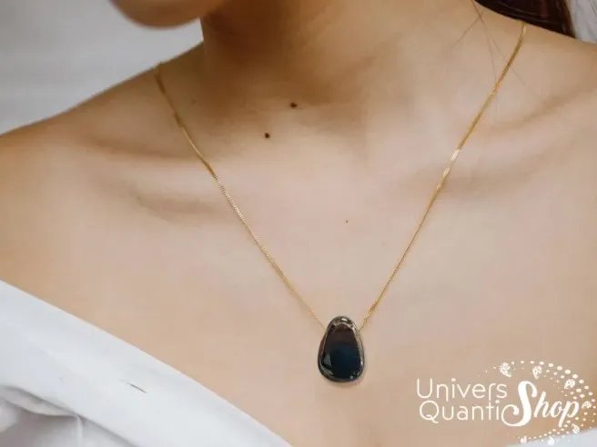 pendentif pierre naturelle percée oeil de faucon porté sur une femme