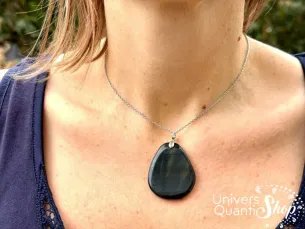 oeil de faucon, pendentif pierre en oeil de faucon forme plate porté sur une femme