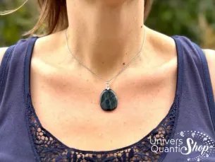 oeil de faucon protection, pendentif porté sur une femme, pierre de tolérance