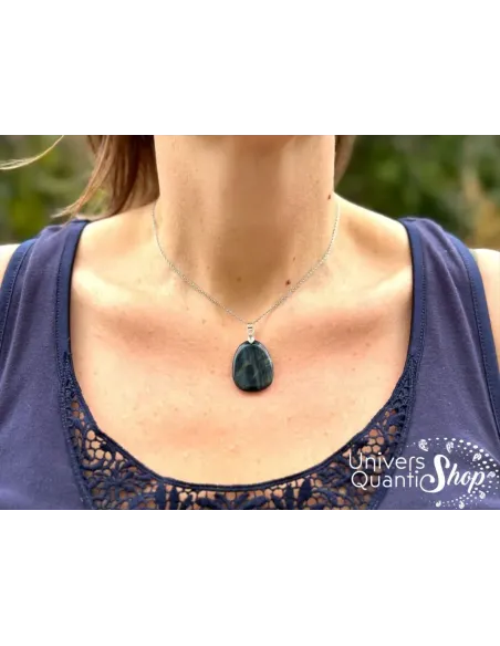 oeil de faucon protection, pendentif porté sur une femme, pierre de tolérance oeil de faucon protection, pendentif porté sur une femme, pierre de tolérance