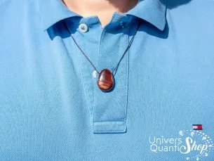 pendentif oeil de taureau percée porté sur un homme, pierre d'ancrage