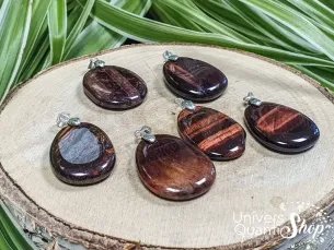 pendentif oeil de taureau naturel sur un rondin de bois - boutique ésotérique univers quantic shop
