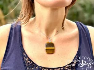 oeil de tigre signification, pierre de protection en pendentif pierre plate porté sur une femme