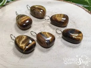 lithotherapie oeil de tigre, pendentif oeil de tigre sur un rondin de bois, pierre de protection