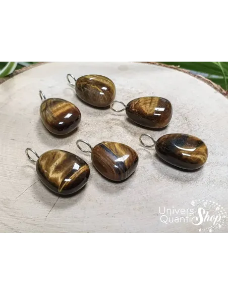 lithotherapie oeil de tigre, pendentif oeil de tigre sur un rondin de bois, pierre de protection