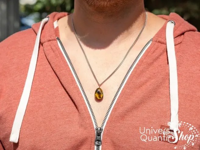 pendentif oeil de tigre pierre roulée mini qualité A+ porté sur un homme