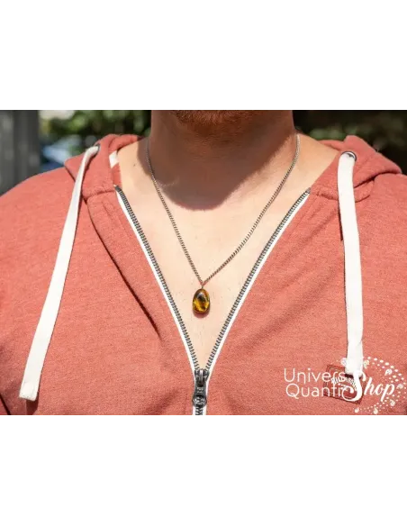 pendentif oeil de tigre pierre roulée mini qualité A+ porté sur un homme