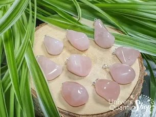 pendentif pierre roulée quartz rose sur un rondin de bois - boutique ésotérique de lithothérapie univers quantic shop