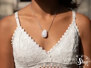 pierre sélénite pendentif en pierre percée porté sur une femme