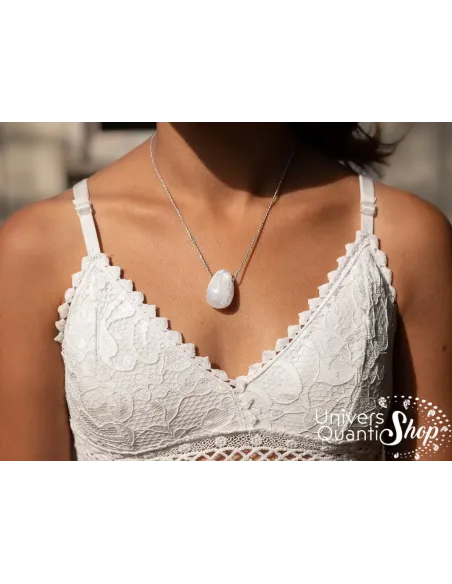 pierre sélénite pendentif en pierre percée porté sur une femme