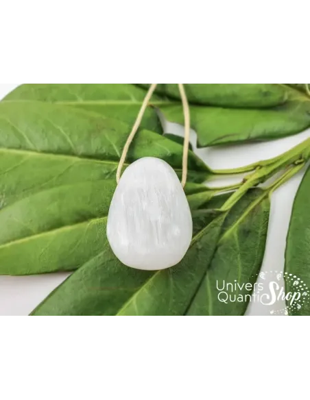pendentif sélénite naturelle qualité A sur des feuilles, vertus & propriétés de la sélénite en lithothérapie