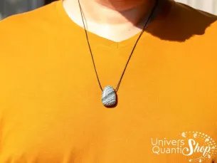 pendentif en pierre serpentine percée de qualité A porté sur un homme