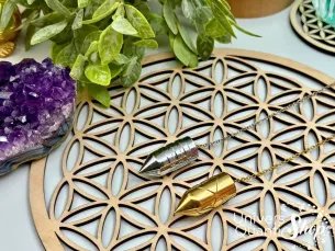 pendule divinatoire oui non, pendule en métal chromé et plaqué or atlantis sur une fleur de vie bois