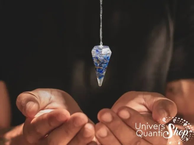 pendule divinatoire orgonite lapis lazuli naturel en pointe suspendu au dessus des mains