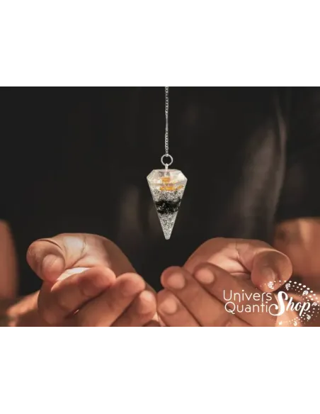 pendentif divinatoire orgonite obsidienne noire en pointe suspendu au dessus des mains