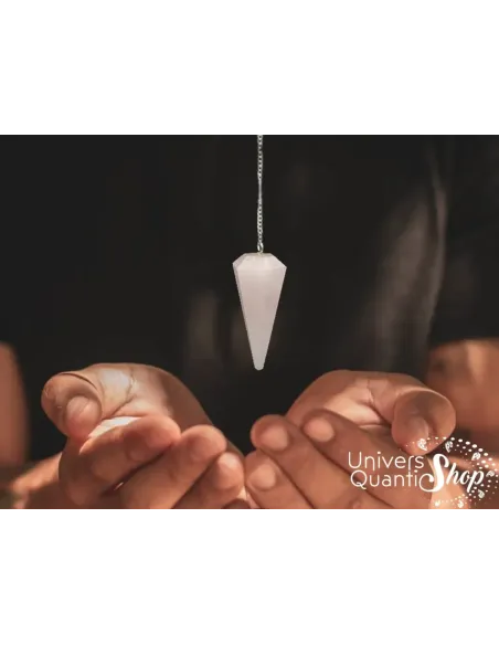 pendule divinatoire quartz rose facettée suspendu au dessus des mains - pierre de l'amour - outil de radiesthésie