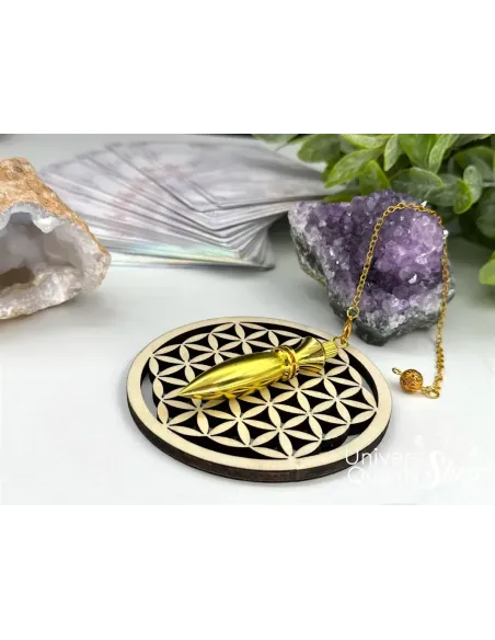 pendule divinatoire égyptien, pendule métal plaqué or posé sur une fleur de vie