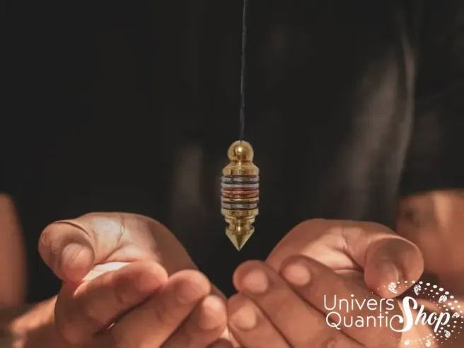 pendule divinatoire sensoriel 7 métaux suspendu au dessus des mains
