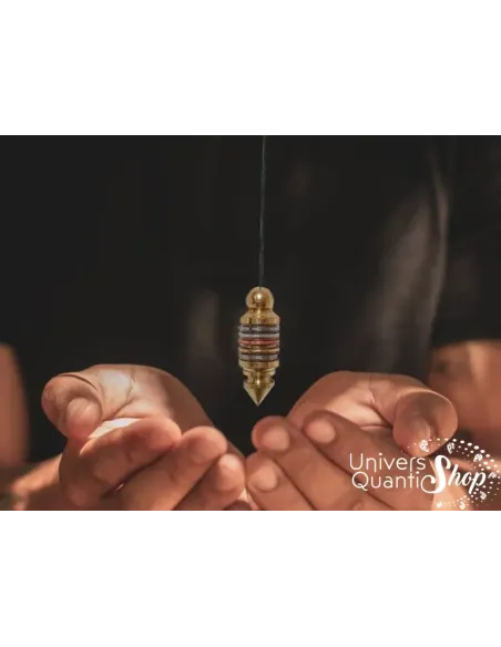 pendule divinatoire sensoriel 7 métaux suspendu au dessus des mains