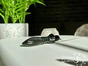 pendule obsidienne oeil céleste thot pendule divinatoire de radiesthésie sur un plateau blanc