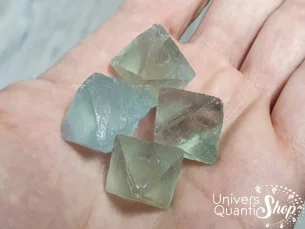 fluorite verte brute octaèdre posé dans une main