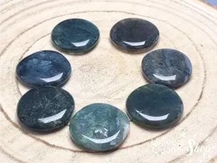 agate mousse pierre plate lithothérapie posé sur un support en bois