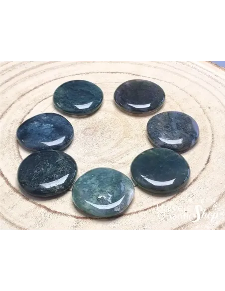 agate mousse pierre plate lithothérapie posé sur un support en bois agate mousse pierre plate lithothérapie posé sur un support en bois