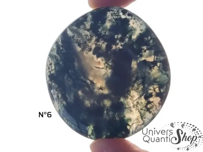 agate mousse pierre plate numéro 6 pierre verte sur fond blanc