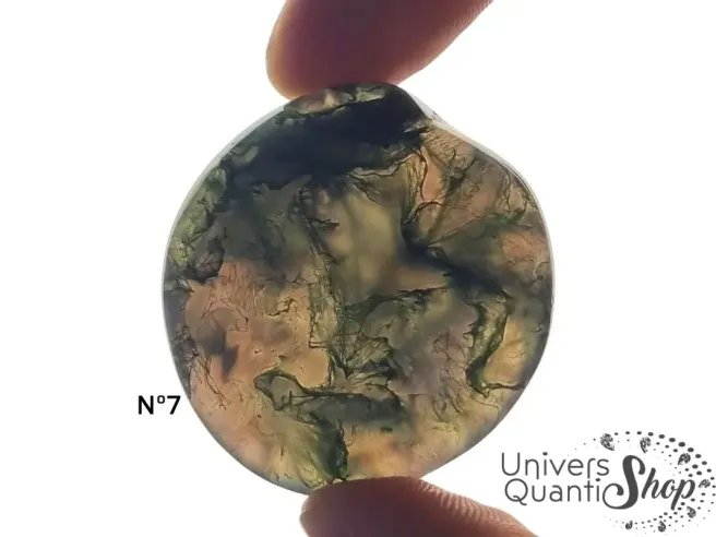 agate mousse pierre plate numéro 7 sur fond blanc