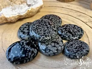 obsidienne flocon de neige pierres plates posées sur un support en bois