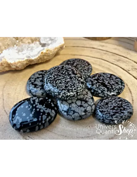 obsidienne flocon de neige pierres plates posées sur un support en bois