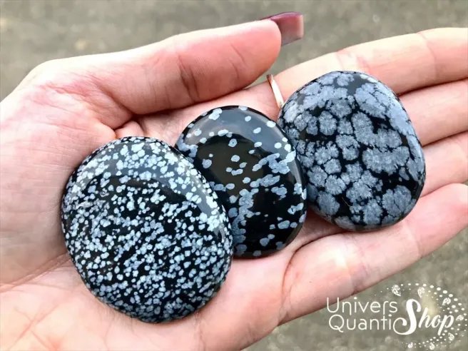 flocon de neige pierre plate de protection et d'ancrage posé dans une main