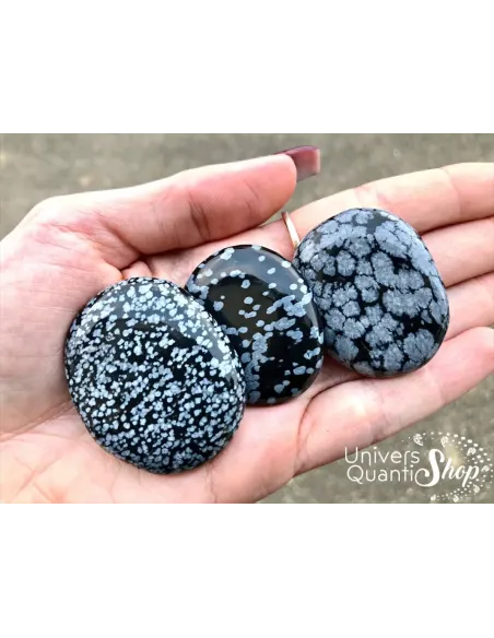 flocon de neige pierre plate de protection et d'ancrage posé dans une main