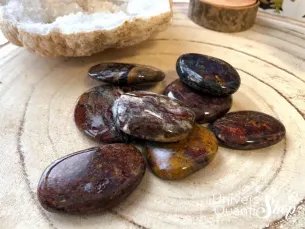 piétersite pierres plates posées sur un support en bois