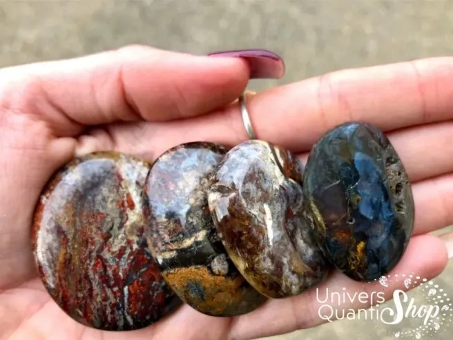 piétersite pierres naturelles plates posées dans une main