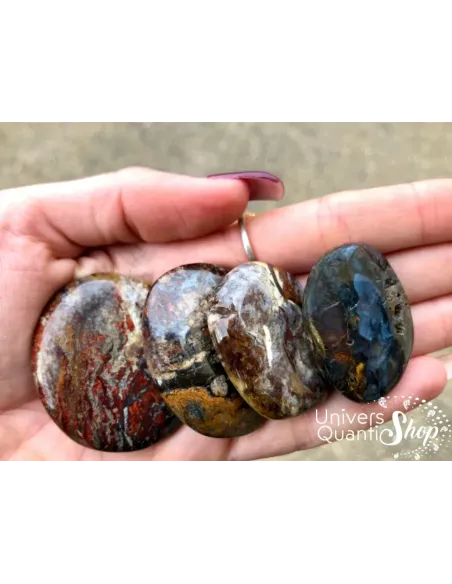 piétersite pierres naturelles plates posées dans une main