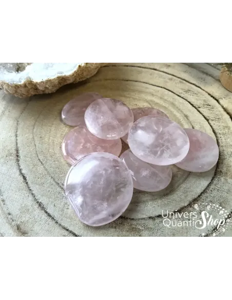 quartz rose pierre de l'amour pierres plates posées sur un support en bois
