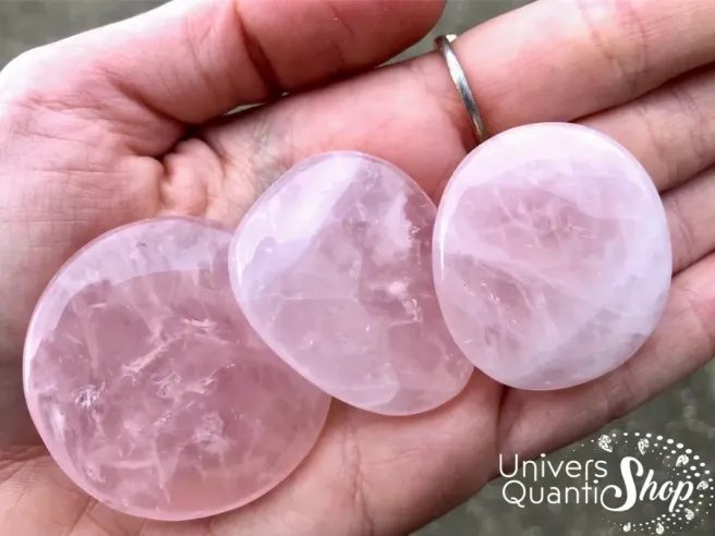 pierre rose naturelle en quartz rose posé dans une main