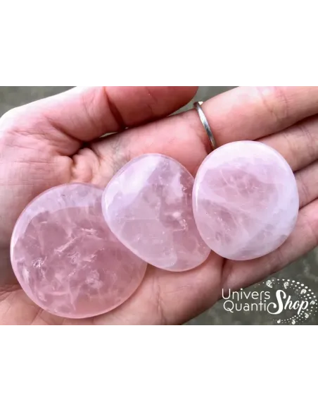 pierre rose naturelle en quartz rose posé dans une main