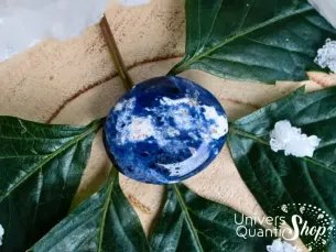 sodalite pierre plate qualité A sur une feuille verte