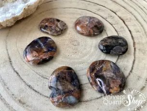 tiffany stone pierres plates marron apaisante posées sur un support en bois